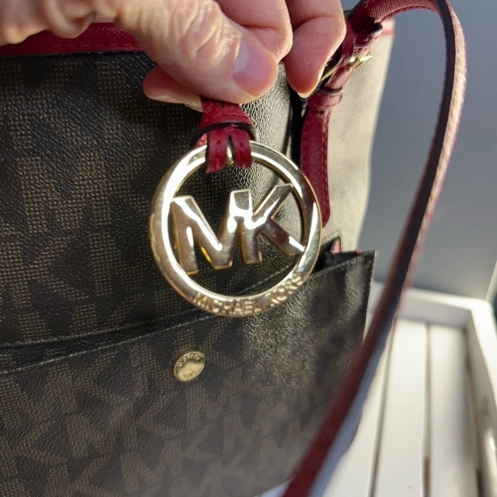 Michael Kors mk signature
